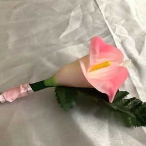 Real touch calla lily boutonniere…..you choose color